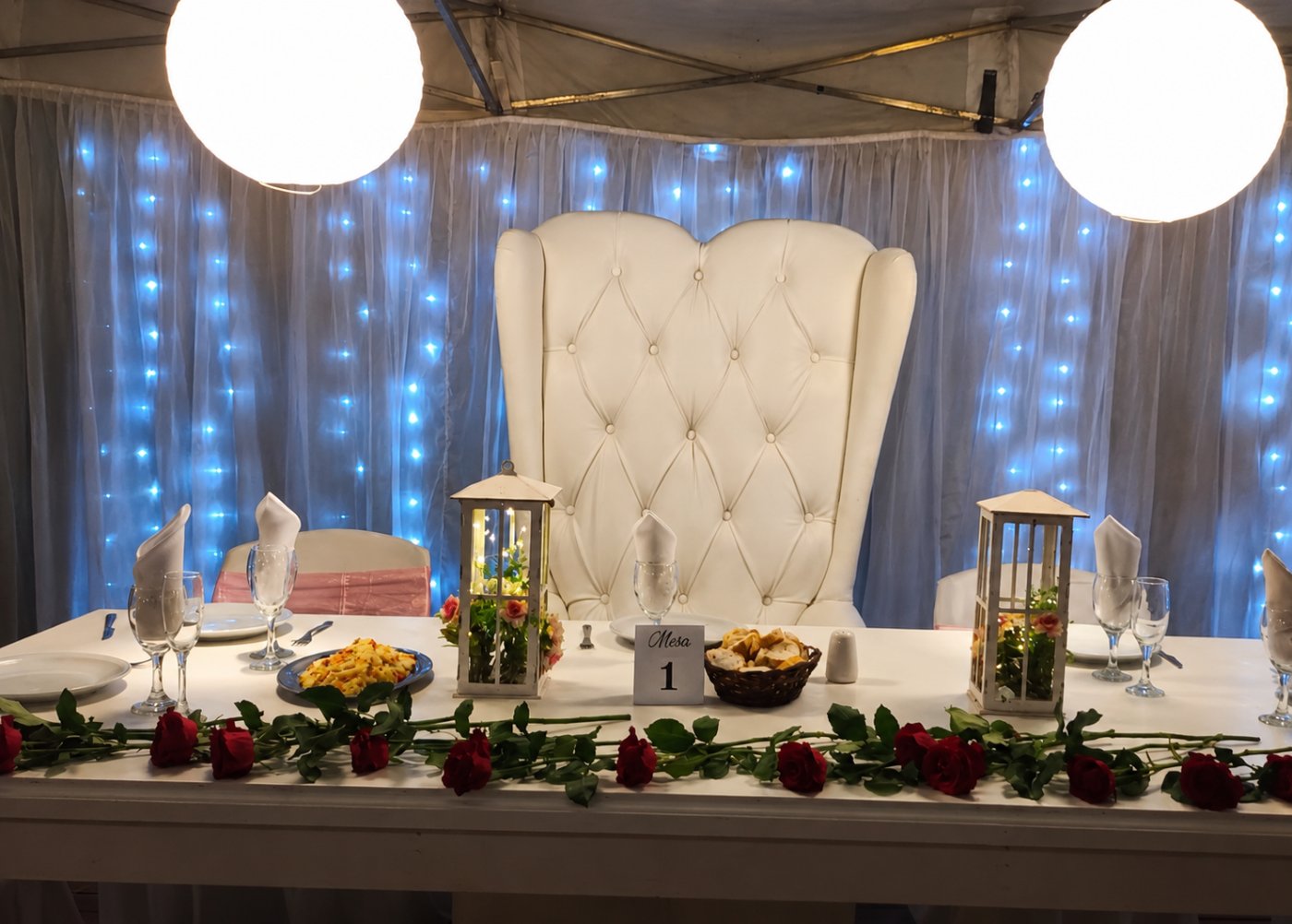 Mesa imperial de novios con rosas