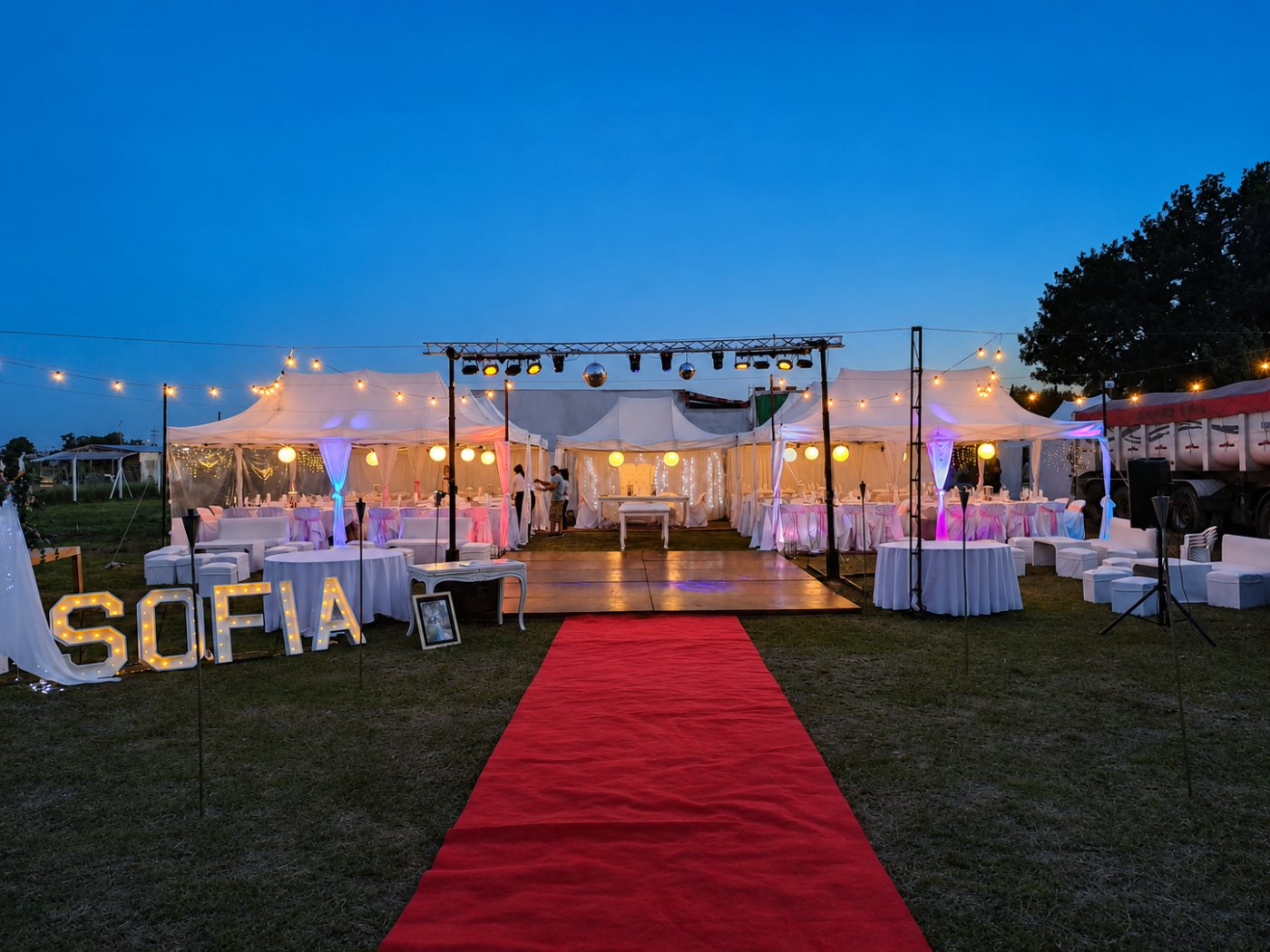 Quince con alfombra roja y carpas a la hora azul